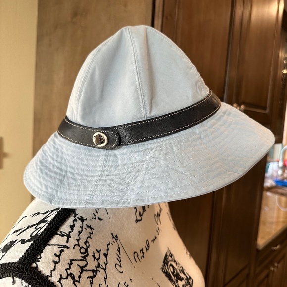 👒🧢🎩COACH Light Blue Bucket Hat witih black leather band-Excellent Condition🎩 - Picture 1 of 11